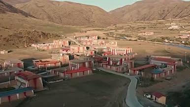 4k航拍藏族村寨房屋视频的预览图